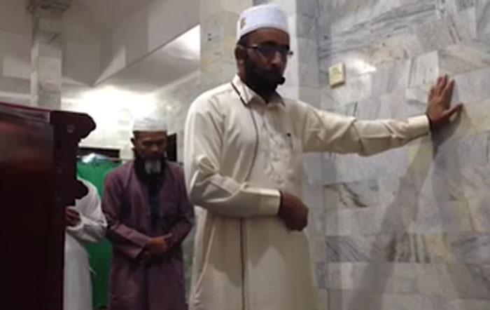 Gempa Mengguncang, Imam Ini Tetap Lanjutkan Salatnya dengan Khusyuk