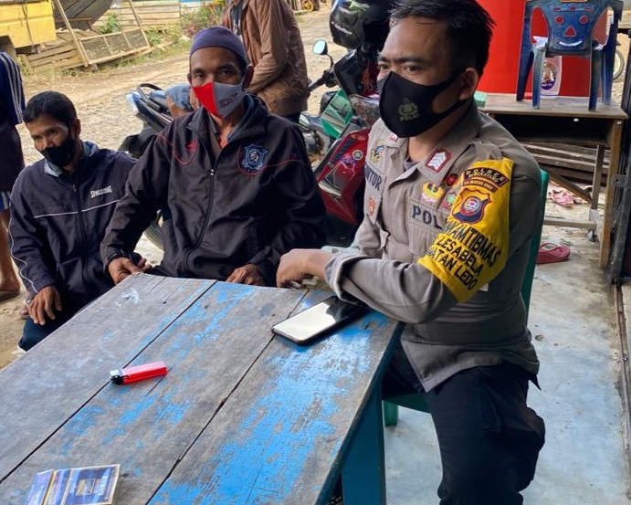 Bhabinkamtibmas Polsek Ledo Lakukan Sambang dan Sosialisasi Prokes pada Warga