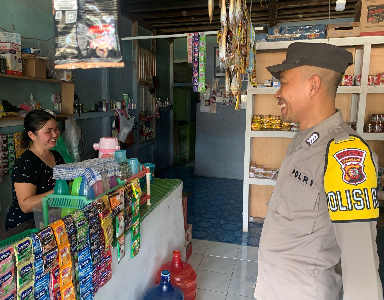 Ciptakan Situasi Kondusif, Personel Polsek Sayan Sambangi Warga dan Berikan Imbauan Kamtibmas