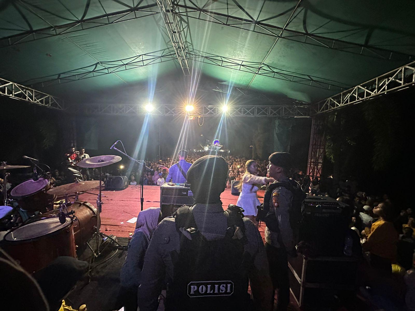 Personel Polsek Sambas Lakukan Pengamanan Pasar Malam dalam Hello Sambas Festival 2024