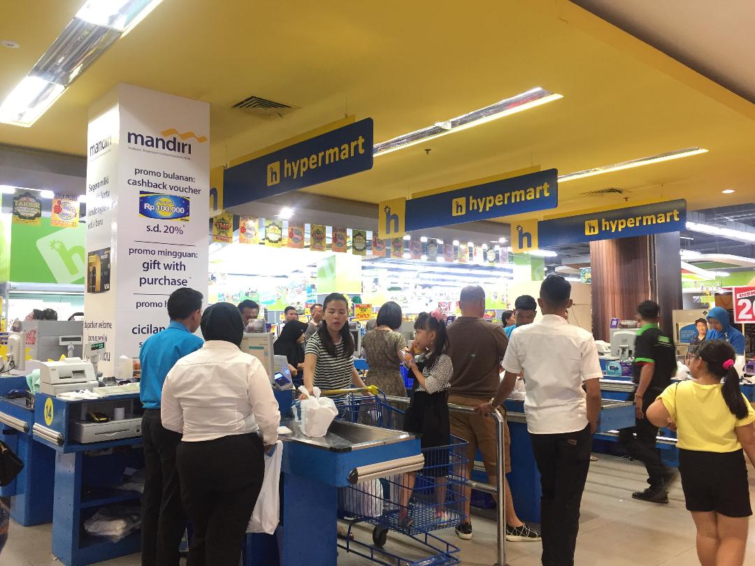 sambut-bulan-puasa-warga-pontianak-memadati-hypermart.jpg