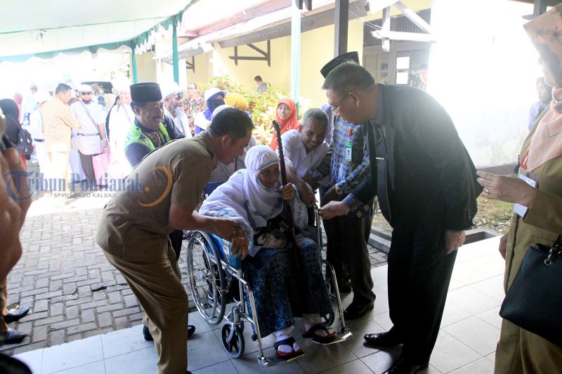 Jemaah Haji Kloter 11 Asal Kalimantan Barat Tiba di Asrama Haji, Inilah Foto-fotonya - sambut-jemaah-haji_20180910_192051.jpg