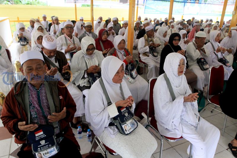 Jemaah Haji Kloter 11 Asal Kalimantan Barat Tiba di Asrama Haji, Inilah Foto-fotonya - sambut-jemaah-haji_20180910_192122.jpg