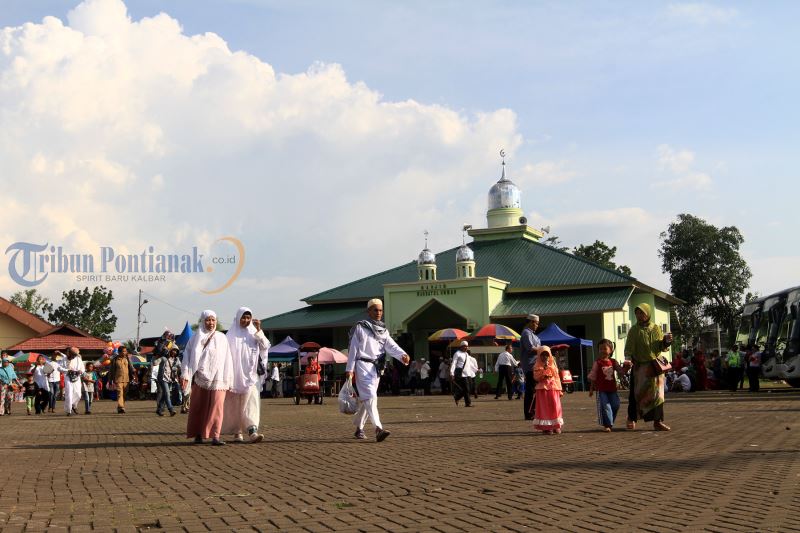 Jemaah Haji Kloter 11 Asal Kalimantan Barat Tiba di Asrama Haji, Inilah Foto-fotonya - sambut-jemaah-haji_20180910_192355.jpg