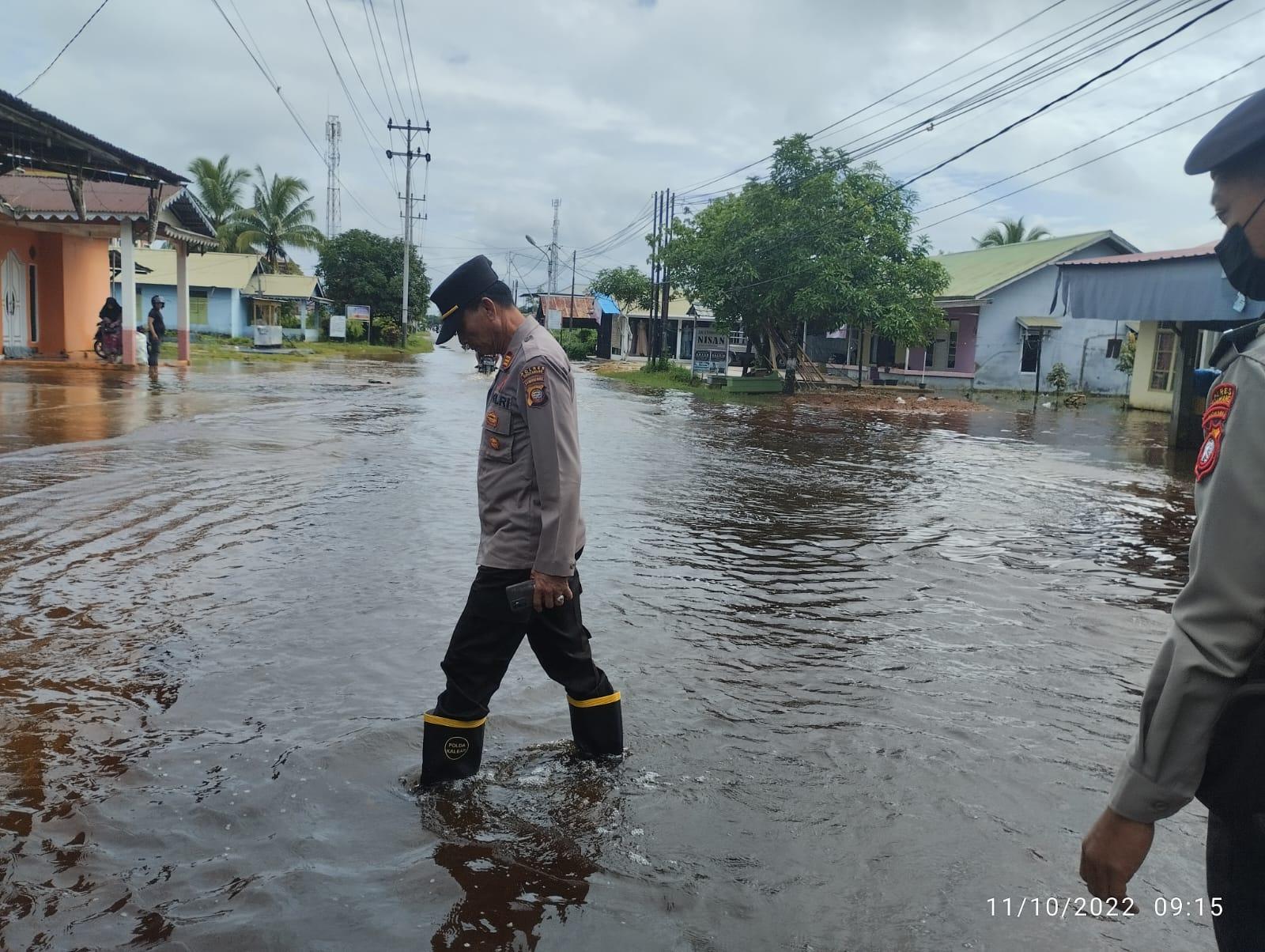 Kapolsek Singkawang Tengah Turun Langsung Pantau Banjir di Sejumlah Wilayah yang Terendam Banjir