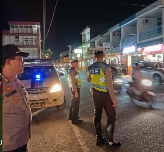 Personel Polres Singkawang Lakukan Ploting Point Malam Hari untuk Ciptakan Kamseltibcarlantas