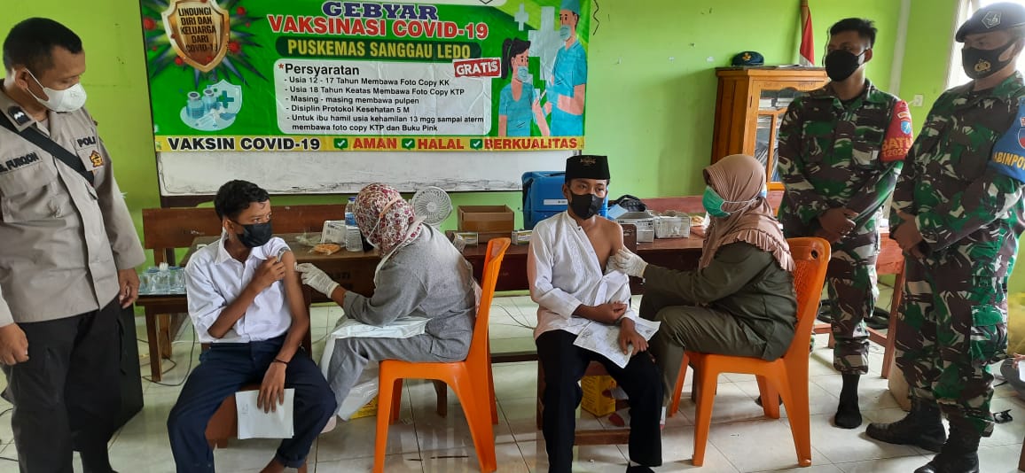 Polsek Sanggau Ledo Monitoring dan Pengamanan Vaksinasi Pelajar Mts dan MAN Sanggau Ledo