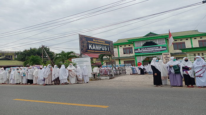 santri-pontren-darussalam-sengkubang-sudah-berkumpul-1.jpg