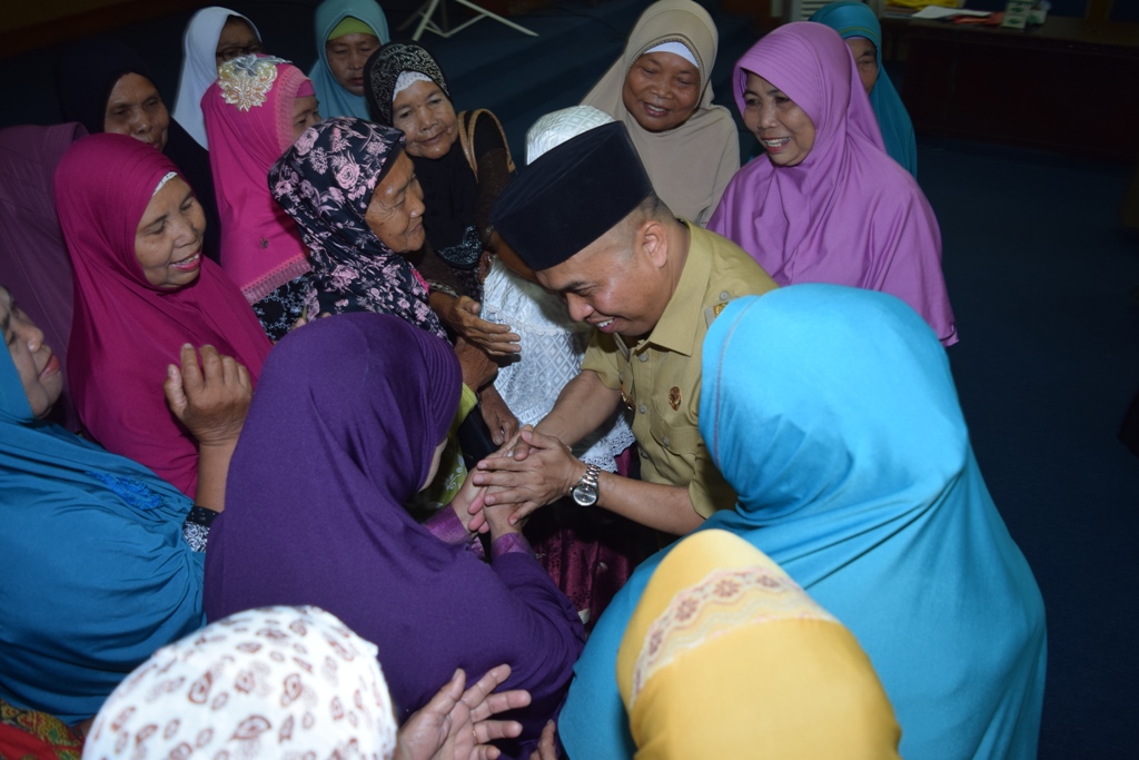 Santuni Bidan Kampung, Bupati Sambas Teringat Sang Ibunda