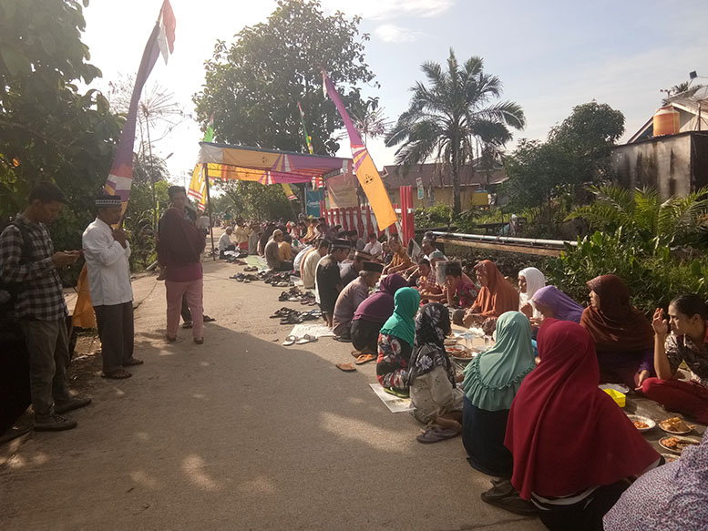 Robo-robo, Warga Pontianak Timur Laksanakan Saprahan Ketupat