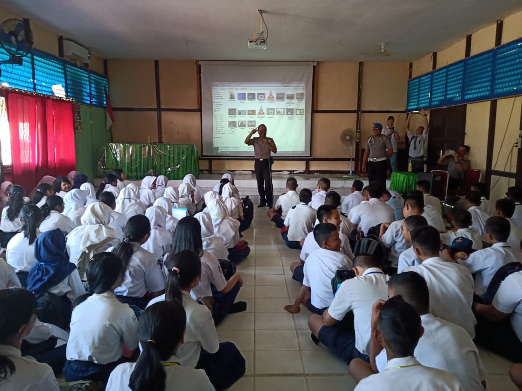 Sat Binmas Polres Mempawah Beri Penyuluhan Quick Wins VI Polri ke 100 Siswa SMKN 1 Mempawah Hilir
