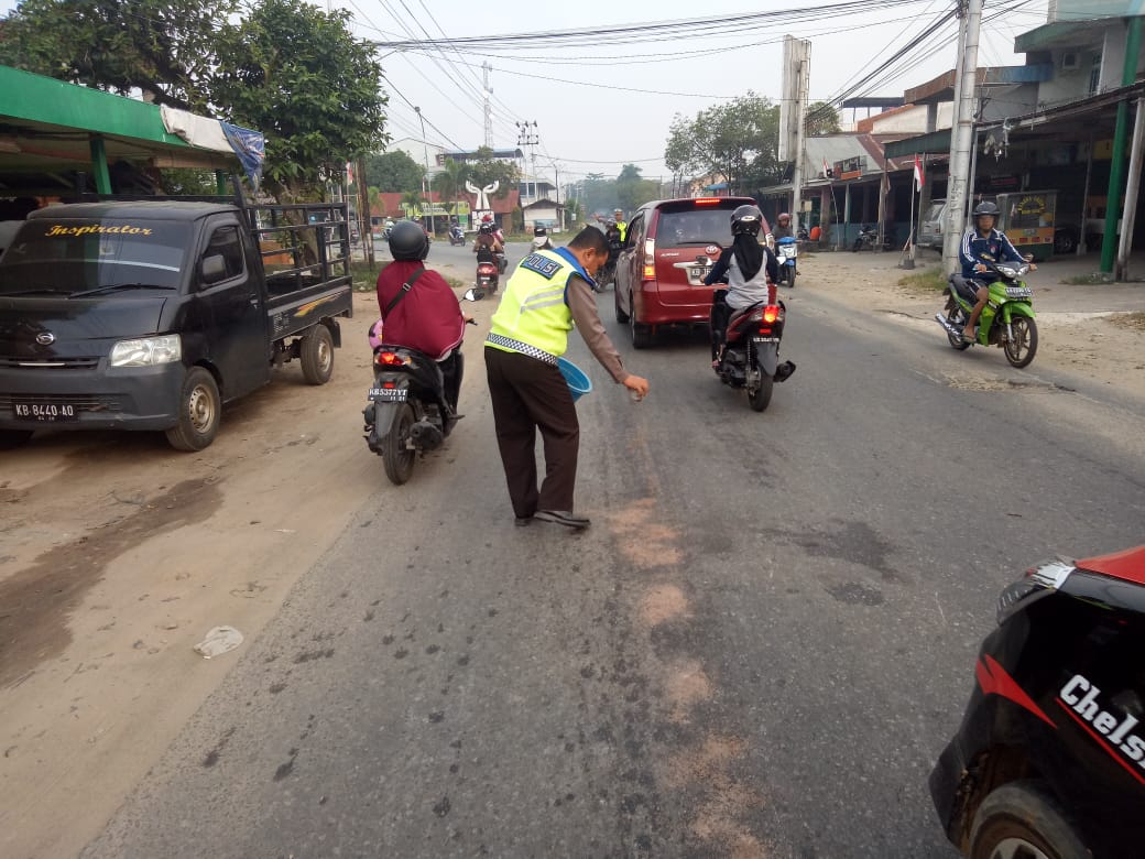 sat-lantas-polres-singkawang-menaburkan-pasir-pada-tumpahan-solar.jpg
