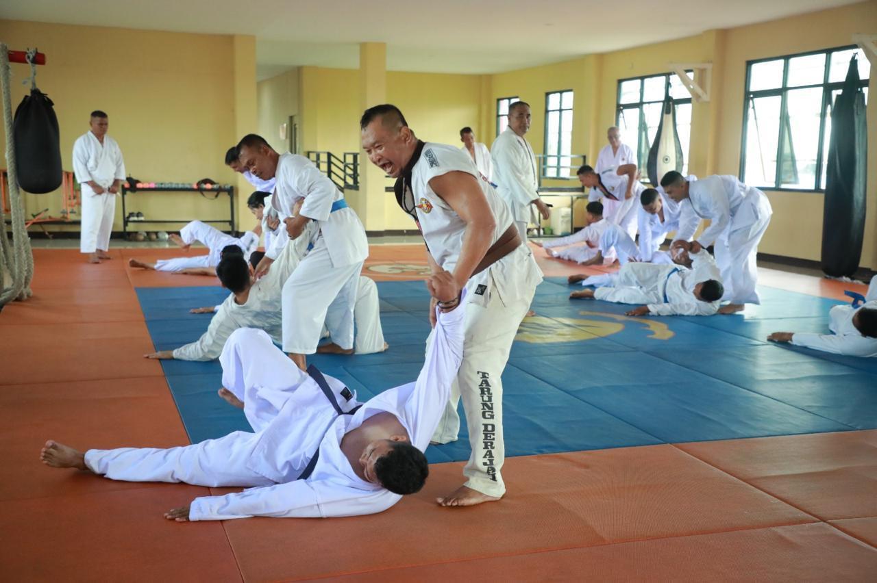 Personel Satbrimob Polda Kalbar Asah Kemampuan dengan Latihan Beladiri untuk Menunjang Tugas