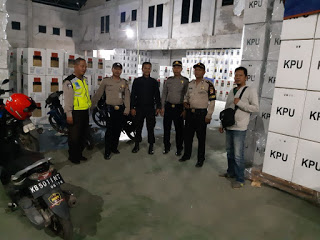sat-sabhara-polres-mempawah-saat-menyambangi-gudang-penyimpanan-logistik.jpg