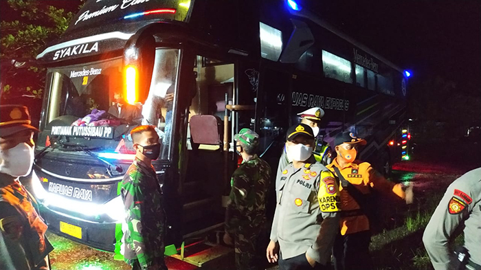 Pos Penyekatan di Terminal Bus Sungai Ukoi Sintang, Satgas Temukan 2 Orang Positif Swab Antigen