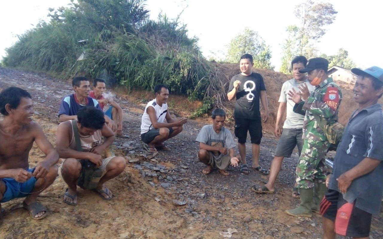 Satgas TMMD Kodim Sanggau Bercengkrama Bersama Warga