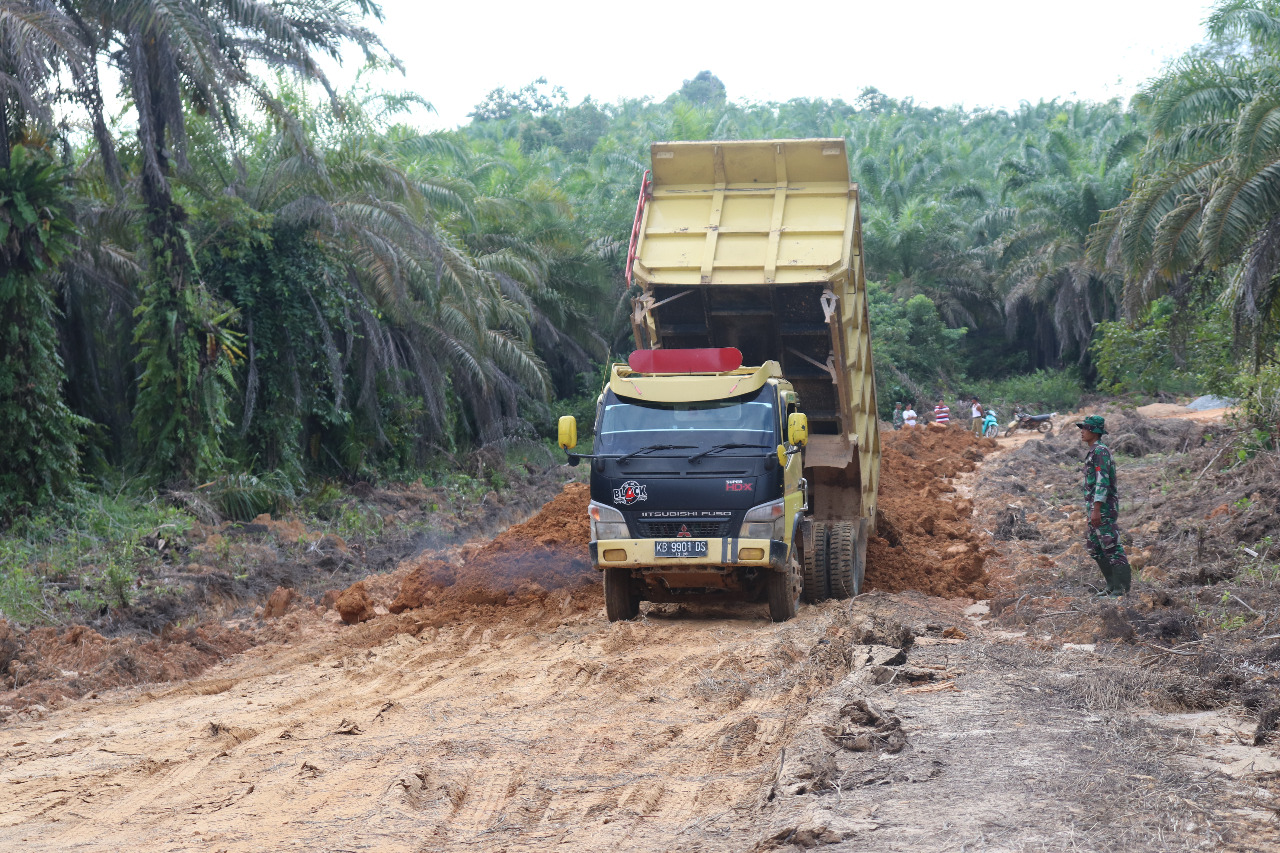 Satgas TMMD Awasi Pengerjaan Penimbunan Jalan Dusun Jonti