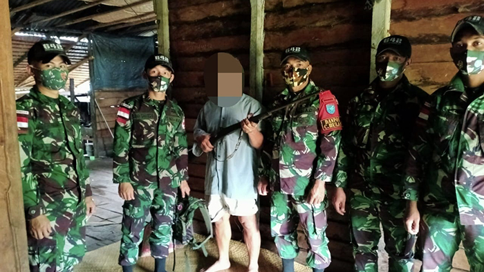 Dalam Satu Hari, Satgas Yonif 642 Kapuas Terima Tiga Pucuk Senjata Api dari Warga Perbatasan