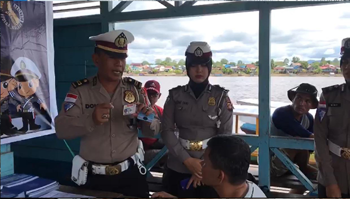satlantas-polres-kapuas-sedang-memberikan-pelayanan-bagi-masyarakat.jpg