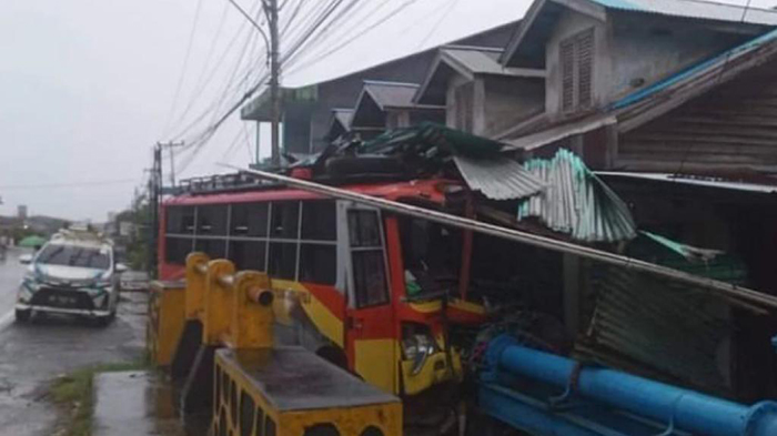 Bus Tabrak Pengemudi Truk Saat Bongkar Barang di Sambas, Korban Patah Kaki dan Luka-luka