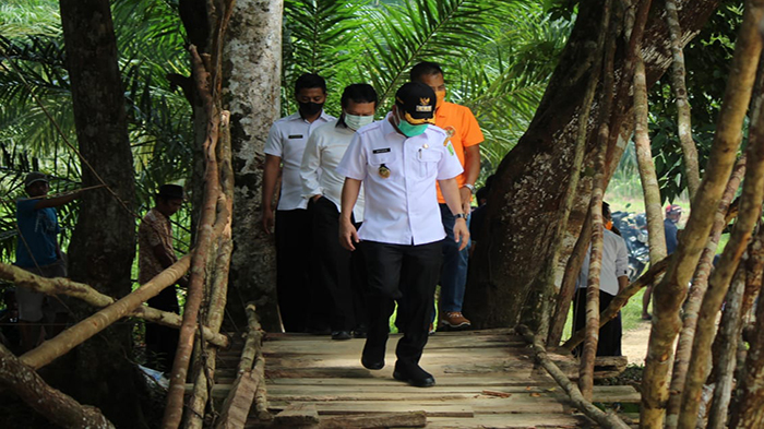 Bupati Satono Letak Batu Pertama Pembangunan Jembatan di Desa Tebuah Elok Subah Kabupaten Sambas