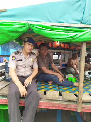 Personel Satpolairud Polres Sambas Sambang Warga yang Mengawaki Sarana Penyebrangan