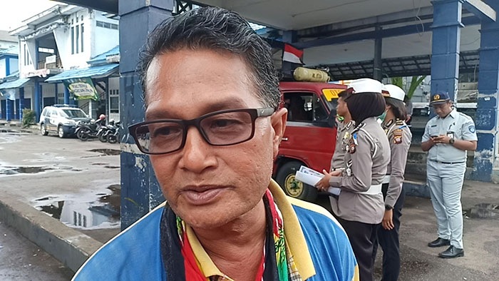 satu-di-antara-awak-angkutan-umum-trayek-singkawang-sambas-bakri.jpg