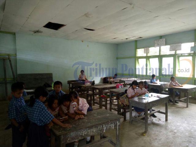 BREAKING NEWS: Lantai SDN 19 Tayan Hilir ini Ambruk Cukup Parah dan Deknya Juga Berlubang