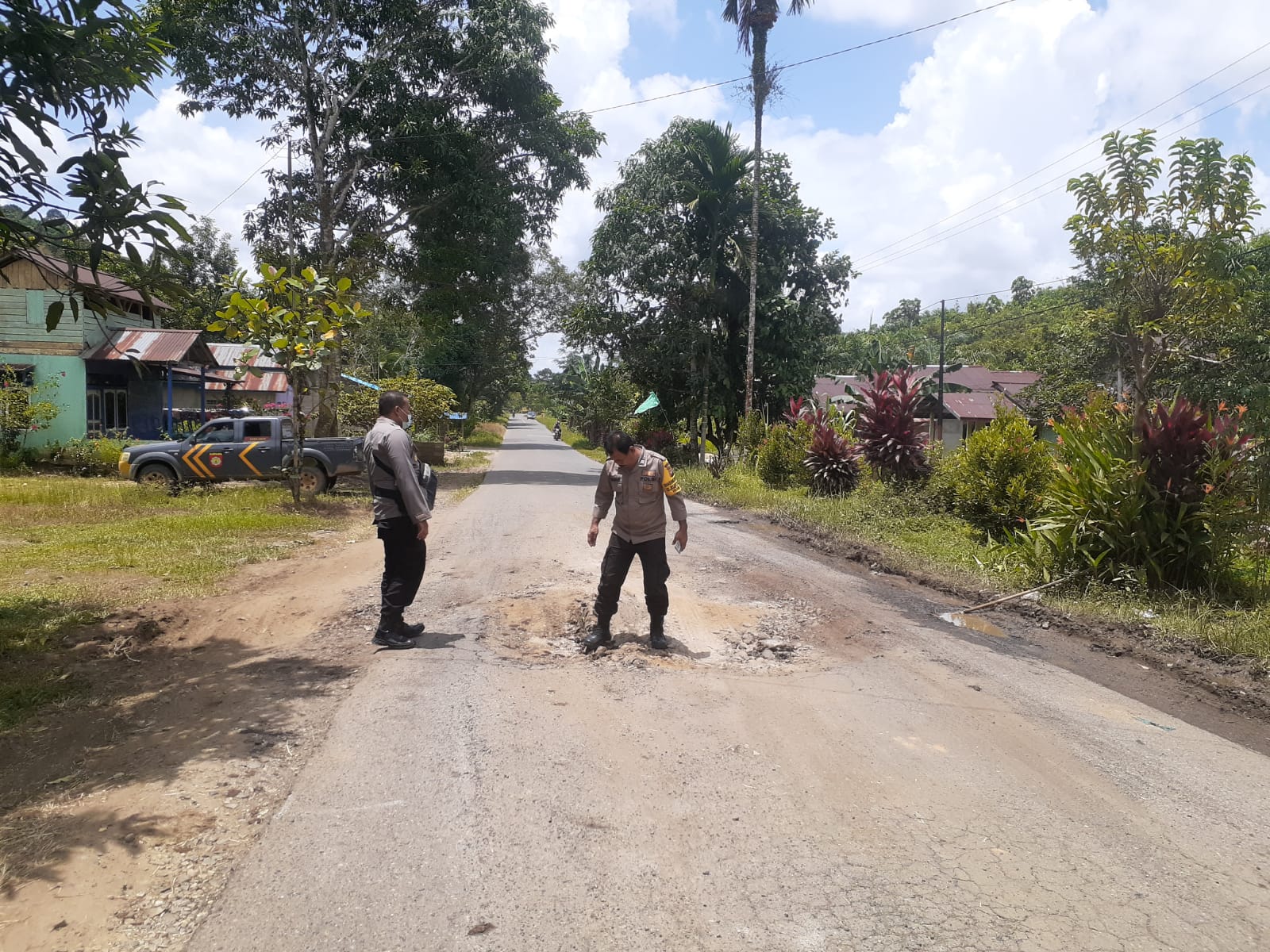 Pantau Jalan Rusak, Kapolsek Ledo dan Bhabinkamtibmas Ingatkan Pengguna Jalan Selalu Berhati-hati