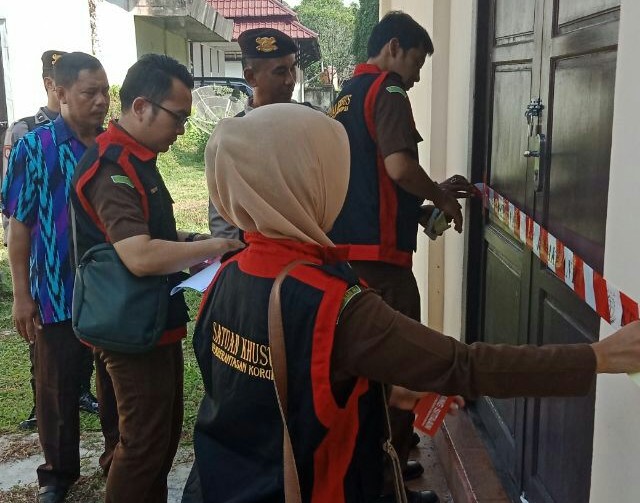 Geledah 7 Jam, Jaksa Segel Satu Ruangan di Kantor DPRD Mempawah