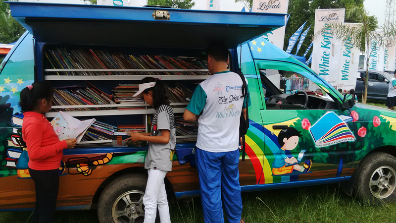 Sambil Menunggu Pembagian Doorprize, Dua Anak SD Ini Memilih Baca Buku