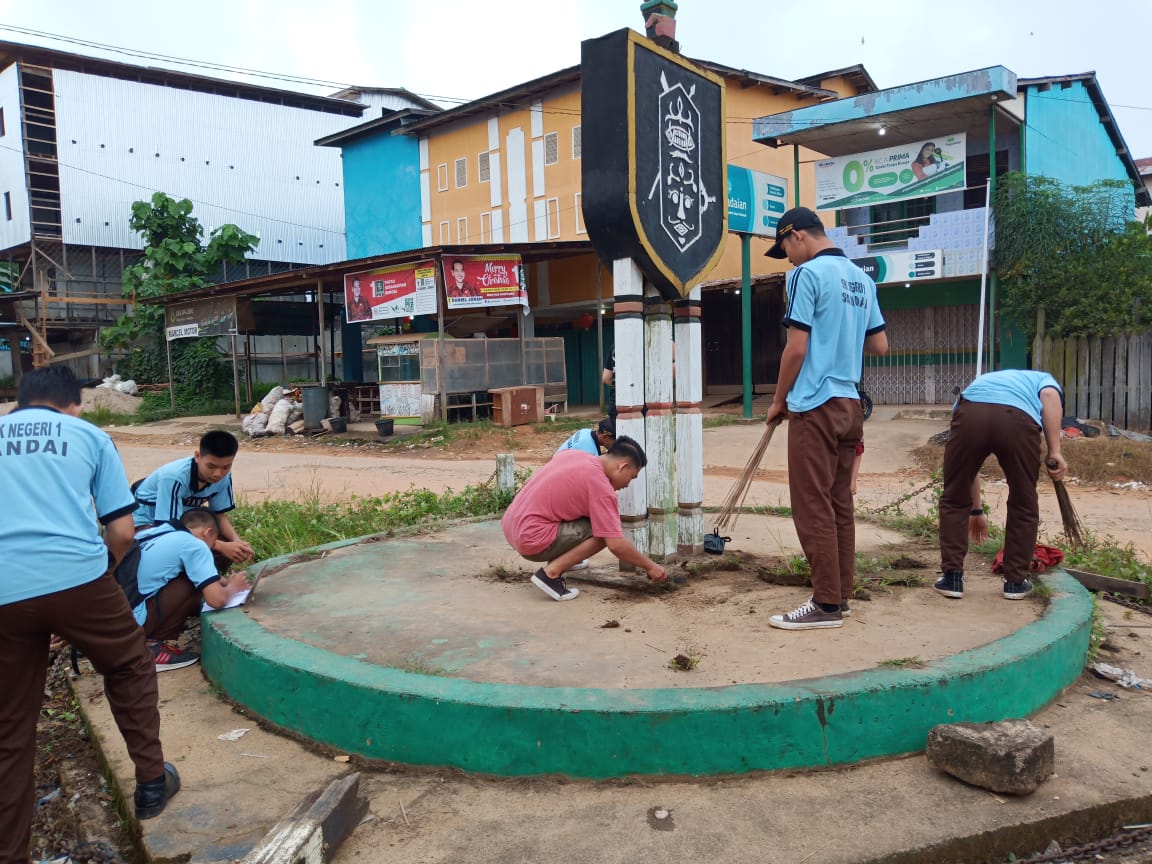 sejumlah-pemuda-menggelar-bakti-sosial-di-tugu-nol-km-di-desa-sandai-minggu-322019.jpg