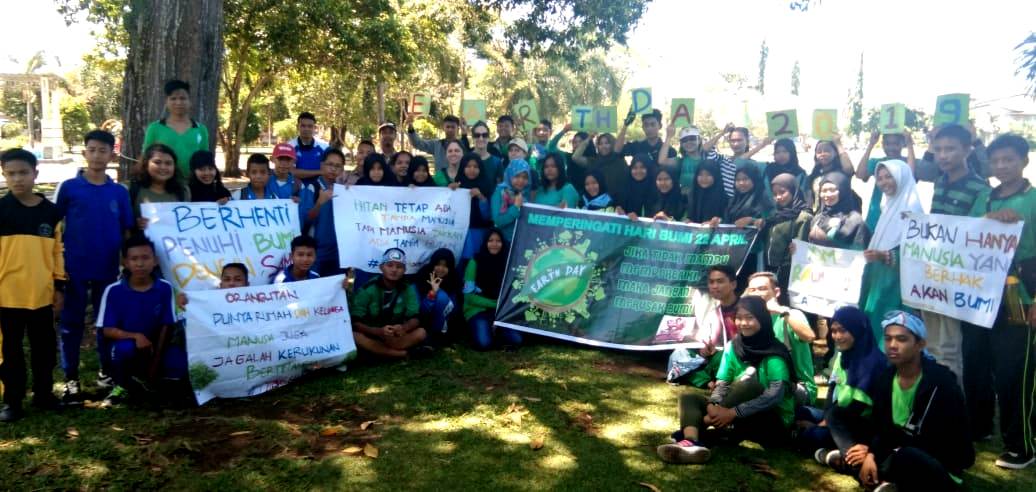 sejumlah-relawan-dari-yayasan-palung-pada-peringatan-hari-bumi.jpg