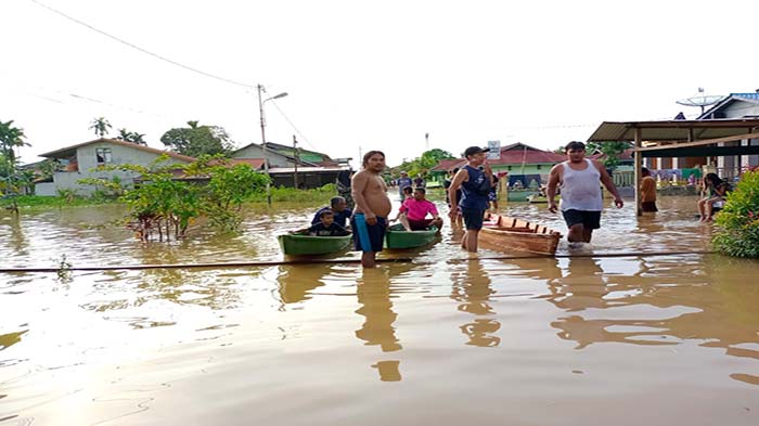sejumlah-warga-setempat-menggelar-lomba-sampan-di-tengah-kepungan-banjir.jpg