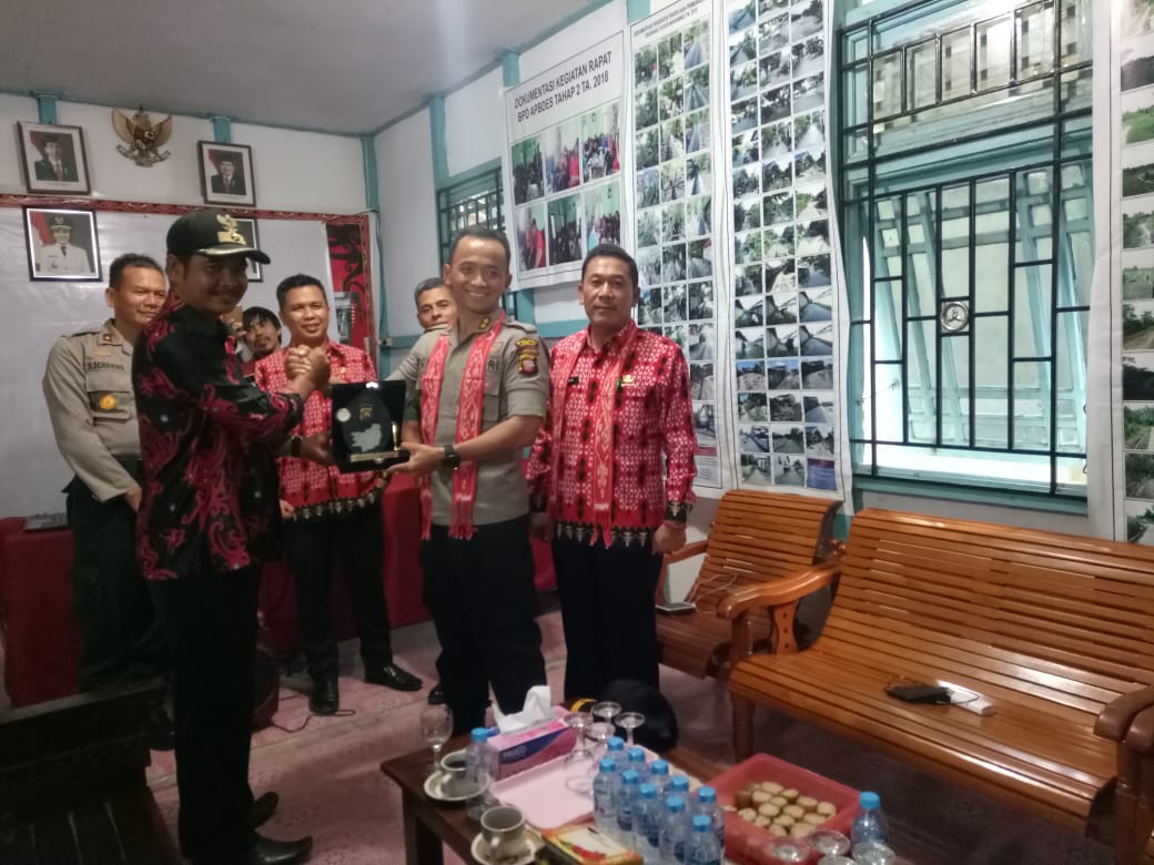 sekda-dan-kapolres-saat-kunjungan-ke-desa-hilir-kantor.jpg