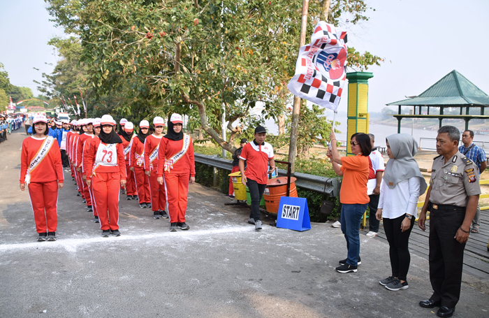 Semarakkan HUT RI ke 73, Sekda Sintang Lepas Lomba Gerak Jalan 8 Kilometer