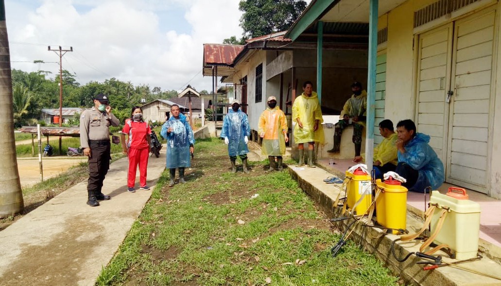 Cegah Covid-19, Tim Gabungan Semprot Fasilitas Umum dengan Disinfektan di Desa Sebuduh