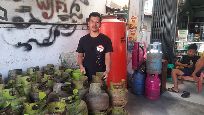 RESPECT Pedagang Ini Gratiskan Gas LPG 3 Kg untuk Warga Terdampak Banjir dan Dapur Umum di Sintang