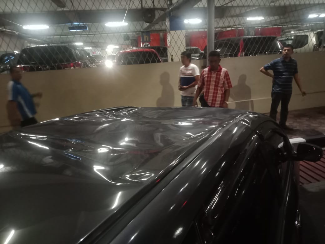 BREAKING NEWS - Warga Jatuh ke Atas Mobil yang Parkir di Ayani Mega Mall, Atap Mobil Ringsek - seorang-terjatuh-ke-atas-mobil.jpg
