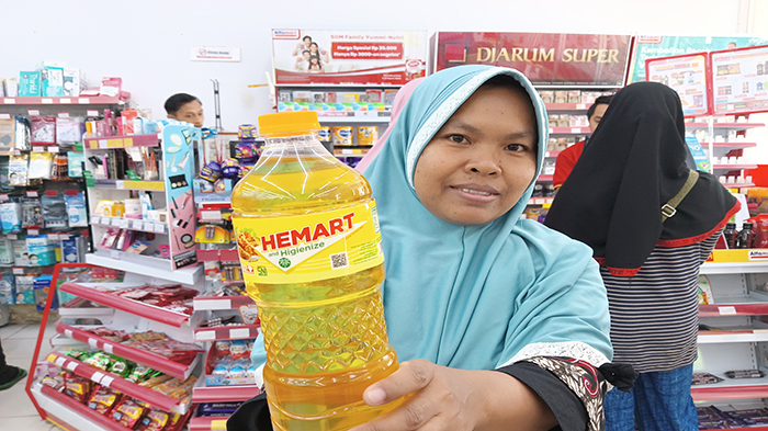 Minyak Goreng di Toko Ritel Sambas Rp 25 Ribu Per Liter