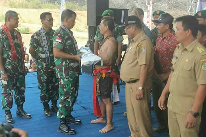 Bakti Sosial di Nanga Bayan, Warga Serahkan Senpi kepada Pangdam XII/Tpr