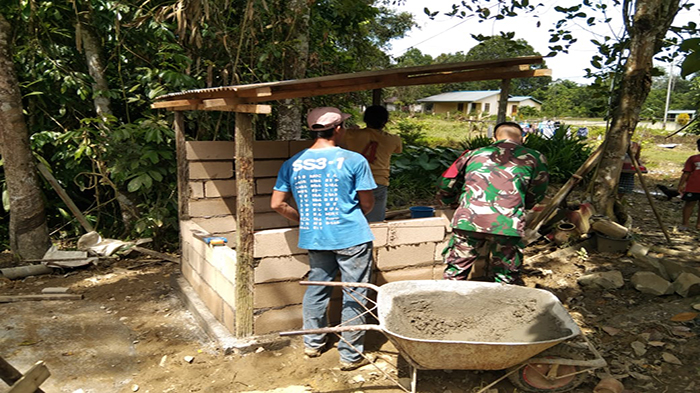 Babinsa Bantu Bangun Jamban Untuk Masyarakat Desa Risau di Bengkayang