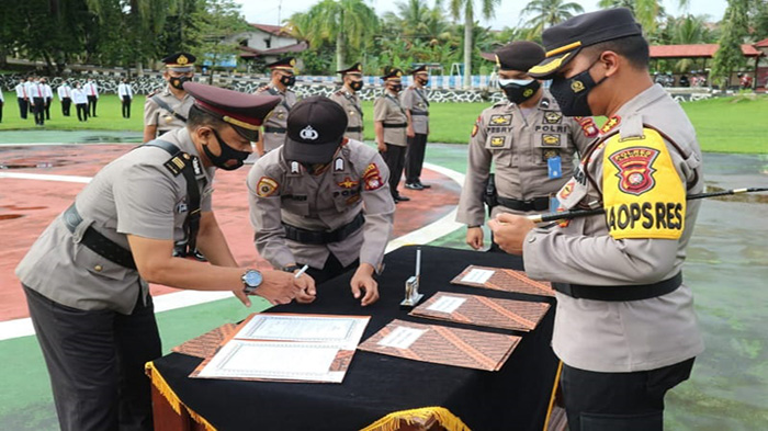 sertijab-kepada-beberapa-pejabat-polres-landak-3443.jpg