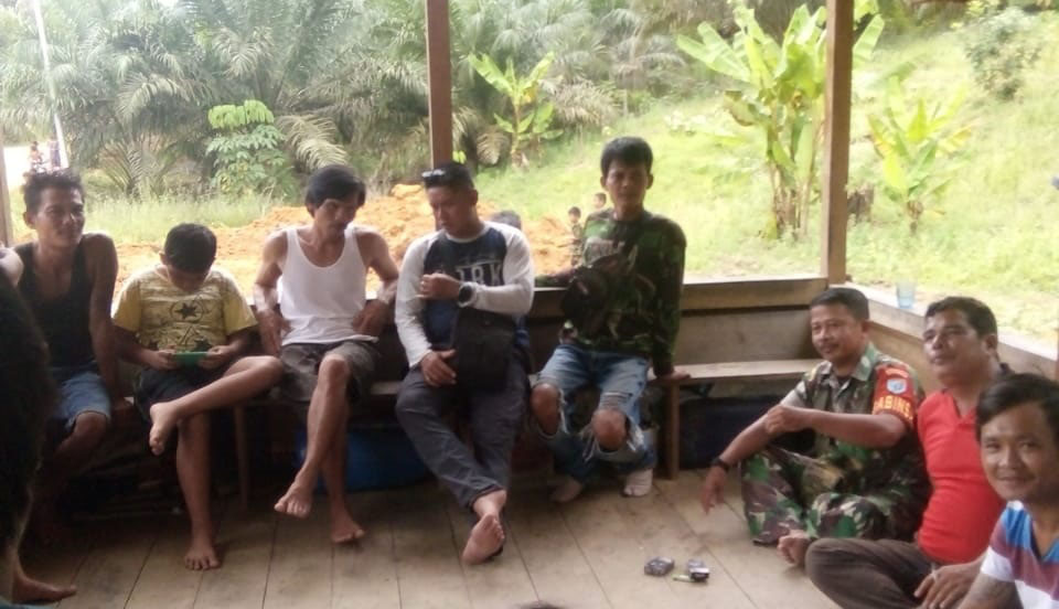 Babinsa Koramil Kapuas Tetap Jalin Komsos dengan Warga di Dusun Bukong