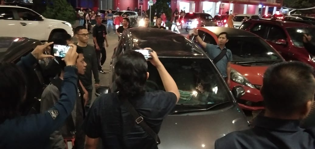 BREAKING NEWS - Warga Jatuh ke Atas Mobil yang Parkir di Ayani Mega Mall, Atap Mobil Ringsek - seseorang-terjatuh-ke-atas-sebuah-mobil.jpg