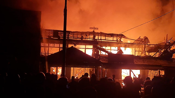 DENTUMAN Keras di Atap Ruko yang Terbakar, Damkar Berjibaku Padamkan Api di Dekat Terminal Mempawah