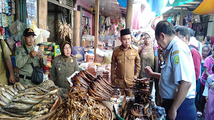 Sidak ke Pasar Sambas, Bupati Atbah Pastikan Stabilitas Harga Komoditas