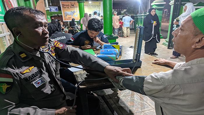 Sidokkes Polres Sanggau Lakukan Pemeriksaan Kesehatan Gratis di Masjid Nurul Janah