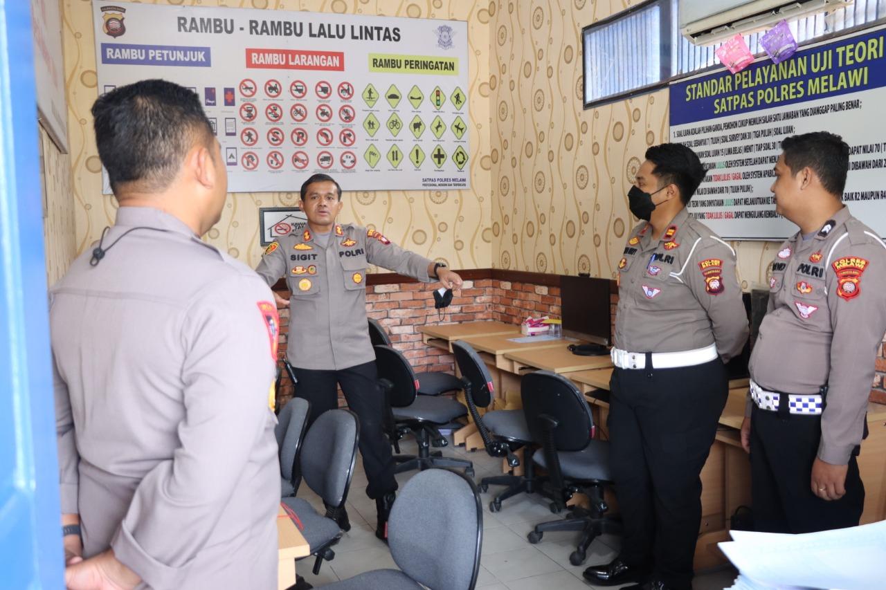 Jamin Kenyamanan Masyarakat Permohonan SIM, Kapolres Melawi Polda Kalbarr Melakukan Sidak Pelayanan