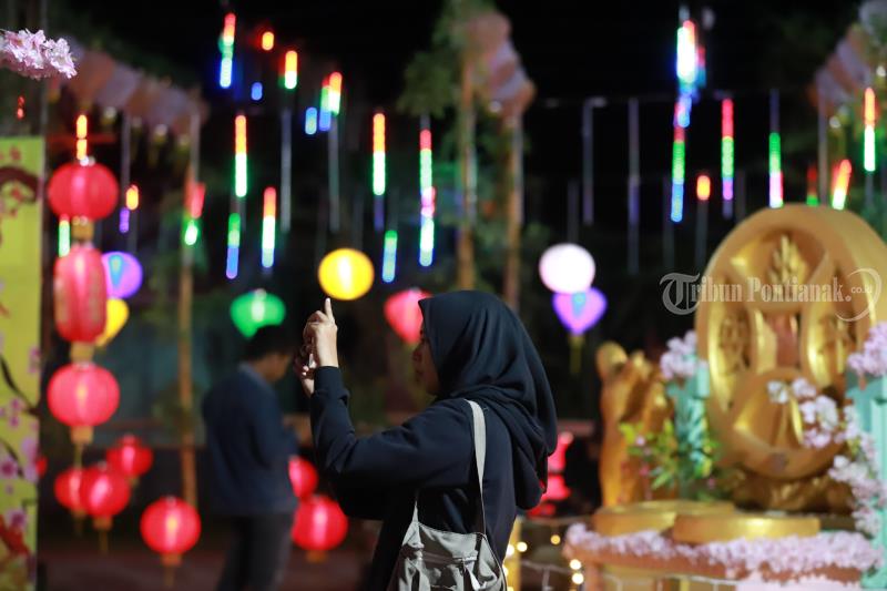 FOTO: Suasana Imlek 2571 dan Cap Go Meh 2020 di Taman Pecinan Jamthang Singkawang - singkawang-pecinan-wanita.jpg